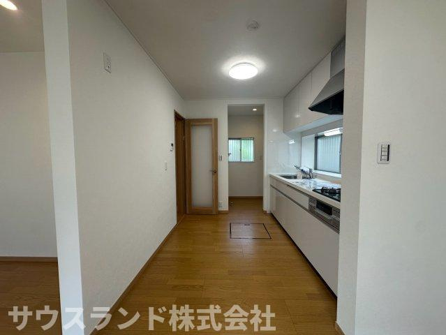 八王子市北野台のキッチン|奥行きのある広々としたキッチンスペースです！冷蔵庫や食器棚を置いても、すれ違うのに十分なゆとりが確保されています。ご夫婦や親子で並んでお料理を楽しんだり、後片付けを協力したりと快適に作業ができます。