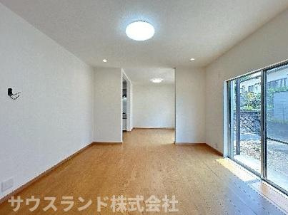 八王子市北野台の居間・リビング|大きな窓からたっぷりと自然光が差し込む、明るく開放的なリビングです！広々とした空間で、大きめのソファやダイニングテーブルを配置してもゆとりがあります。ご家族みんなでリラックスして過ごせる空間です。