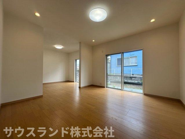 八王子市北野台の居間・リビング|奥行きのある広々としたリビングダイニングは、家具の配置がしやすい形です！お好みのインテリアを自由にレイアウトして、心地よい空間づくりをお楽しみいただけます。ご家族の会話が自然と弾む温かい空間です。