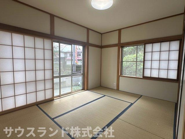 八王子市北野台の和室|い草の爽やかな香りに癒やされる、心がほっと落ち着く和室空間です！来客時の応接間としてはもちろん、お子様のお昼寝スペースや家事スペースとしてもマルチに活用できます。障子からの柔らかな光が心地よいです。