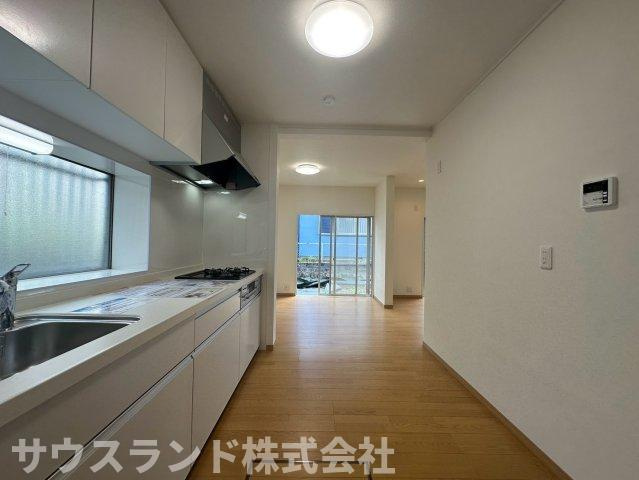 八王子市北野台のキッチン|窓から明るい光が差し込む、清潔感あふれるシステムキッチンです！ワークトップが広く、食材のカットや盛り付けもスムーズに行えます。換気もしやすく、いつでも快適にお料理に集中できる嬉しいキッチンスペースです