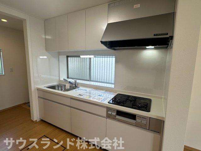 八王子市北野台のキッチン|白を基調としたデザインが美しい、収納力抜群のキッチンです！大きなお鍋やフライパン、調理器具などもすっきりと片付けることができます。コンロ周りのお手入れもしやすく、水回りをいつでも清潔に保てます。