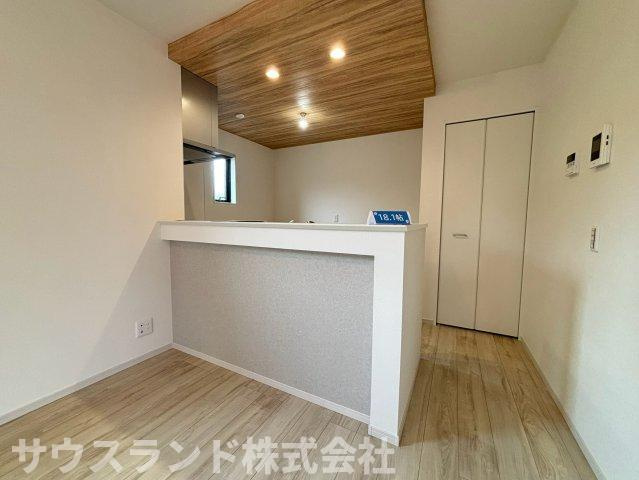 八王子市子安町2期のキッチン|キッチンから配膳しやすく、家族の会話も自然と弾む心地よいダイニングスペースです。
