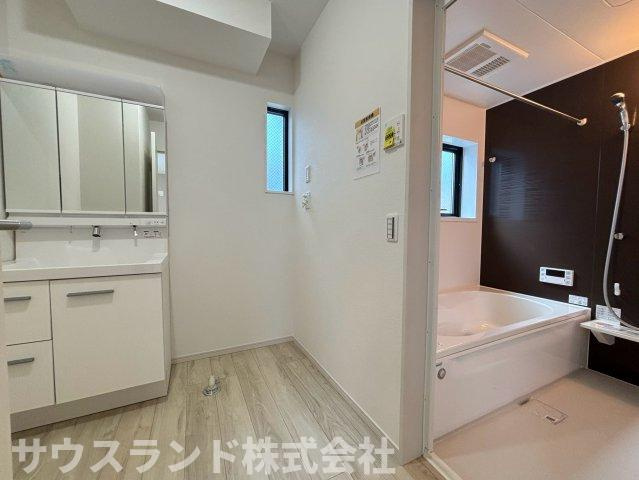 八王子市子安町2期の脱衣所|明るく爽やかな洗面スペースと、くつろぎの浴室が隣接。朝の身支度から入浴まで快適に行えます。