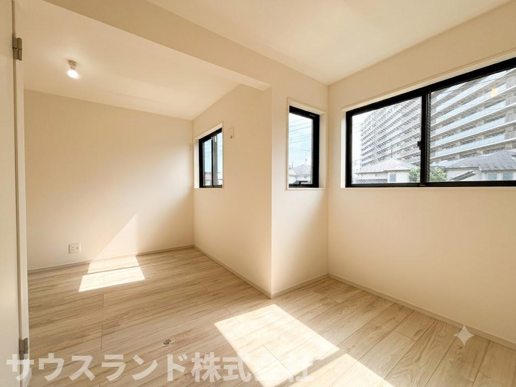 八王子市子安町2期の洋室|間仕切りを入れて2部屋としても利用可能。ご家族の成長に合わせて使い方を変えられるお住まいです。