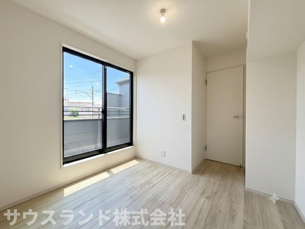 八王子市子安町2期の洋室|ナチュラルな木目調の床と建具が調和した、すっきり心地よい洋室。毎日を穏やかに過ごせる空間です。