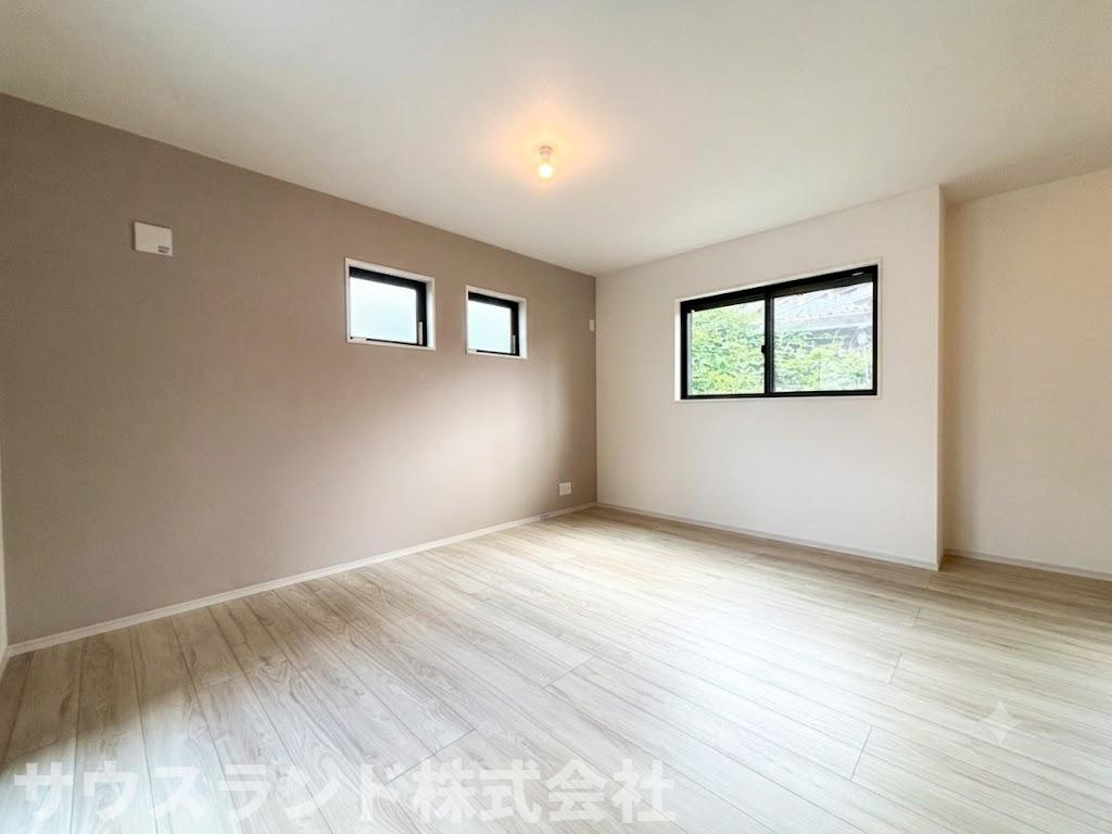 八王子市子安町2期の居間・リビング|広々とした室内はソファやダイニングセットも配置しやすい設計！好みの家具で心地よい寛ぎ空間をつくれます