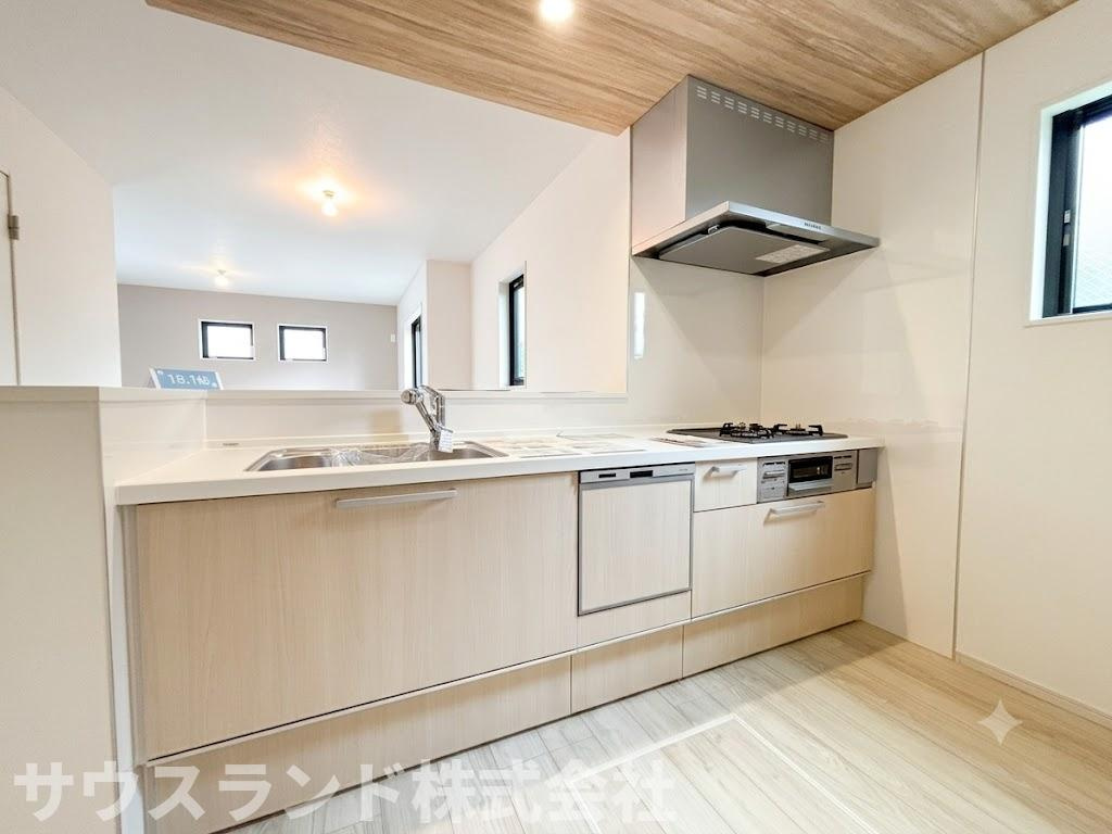 八王子市子安町2期のキッチン|キッチン横にも窓があるので換気良好！陽射しの差し込む明るい空間でお料理が出来ます。