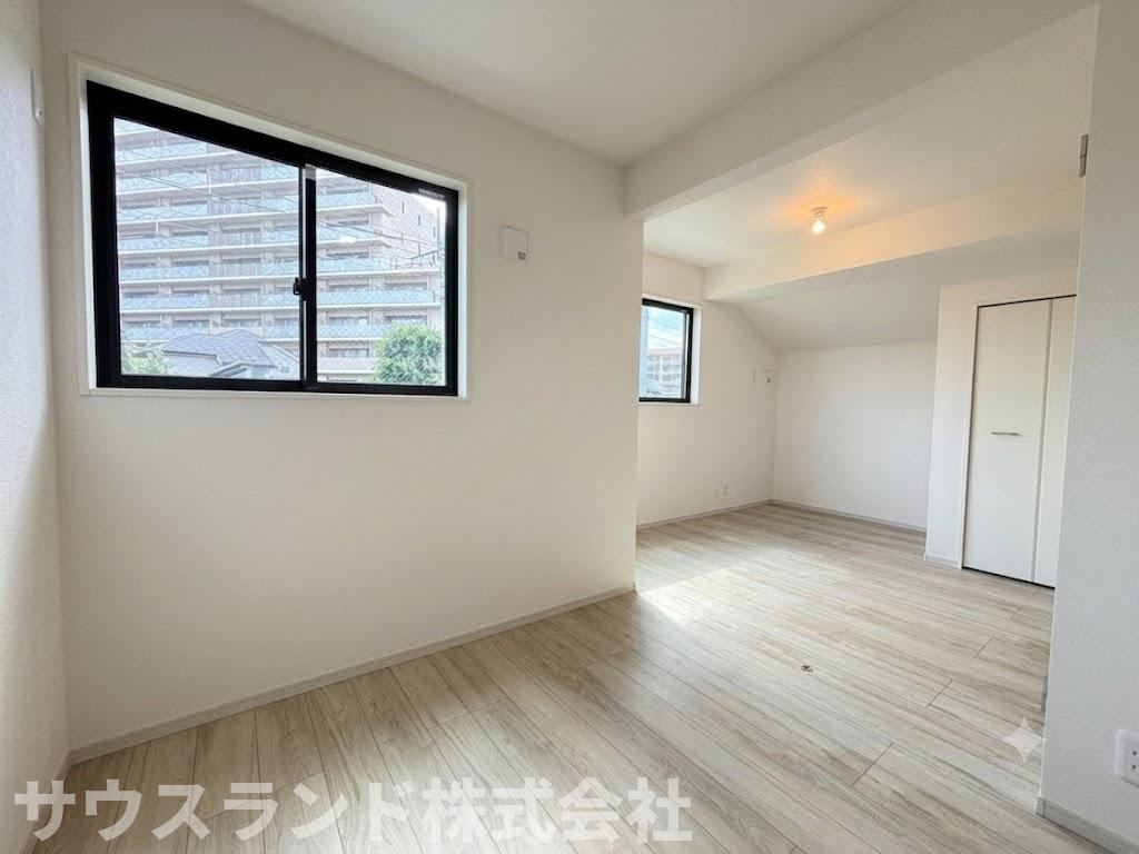 八王子市子安町2期の洋室|明るめのフローリングですので、壁紙ともマッチングして、お部屋を更に広くさせてくれる効果も。