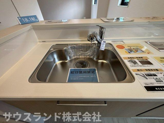 八王子市子安町2期の設備|浄水器付き水栓を備えたキッチンで、毎日の料理や飲み水にも手軽にきれいな水を使えます。