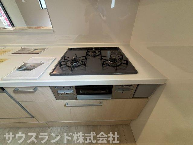 八王子市子安町2期の設備|三口ガスコンロなら複数の料理を同時に進められ、忙しい毎日の食事づくりもスムーズです。