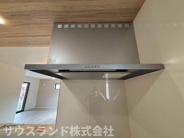 八王子市子安町2期の設備|スリム型レンジフードでキッチンまわりをすっきり演出。お手入れもしやすい便利な設備です。