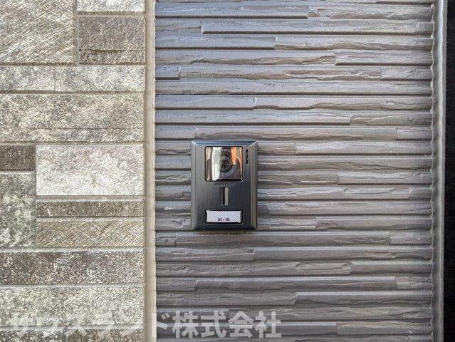 八王子市子安町2期の防犯設備|玄関先の様子を室内で確認できるカメラ付きインターフォンで、防犯面にも安心です。