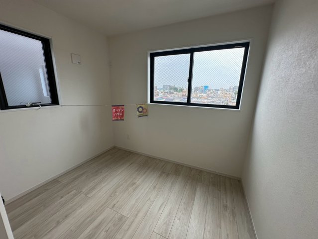 八王子市上野町1期 新築戸建ての洋室|二面採光で明るく風通しの良い洋室です！子供部屋としてはもちろん、リモートワーク用の書斎や趣味の部屋など、用途に合わせて多目的に活用できます。十分な広さがあり、ベッドや机もゆったり配置可能です☆