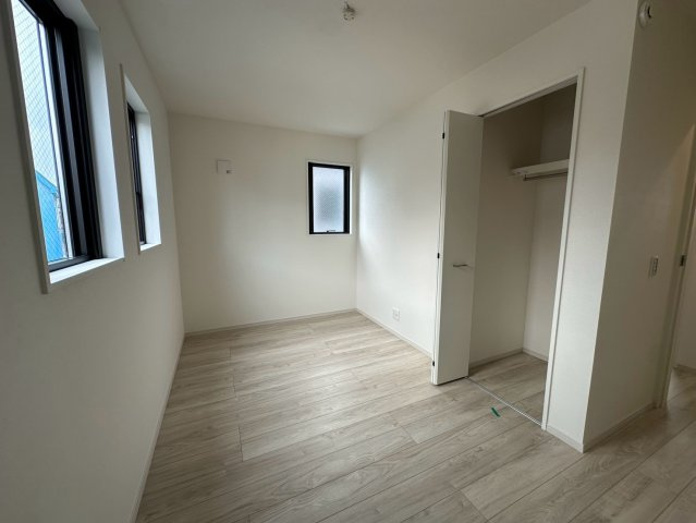 八王子市上野町1期 新築戸建てのその他|落ち着いた色合いのフローリングが心地よいプライベート空間です！主寝室にぴったりな広さで、大きめのベッドを置いてもゆとりがあります。静かな環境で、毎日の睡眠をしっかりとサポートしてくれます♪