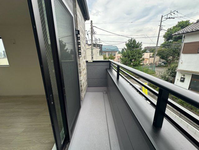 八王子市上野町1期 新築戸建てのバルコニー|陽当たりの良い広々としたバルコニーです！洗濯物や大きなお布団も一度にたくさん干すことができ、お日様の匂いがするふかふかの仕上がりに。ちょっとしたガーデニングやお花を育てるスペースとしても最適です♪