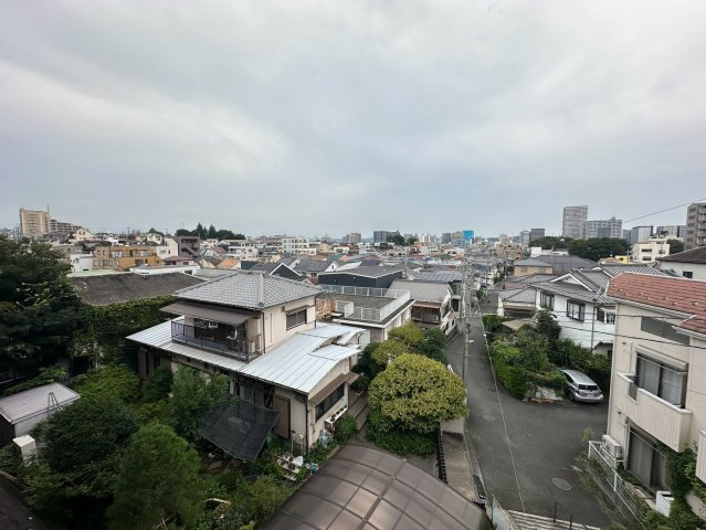 八王子市上野町1期 新築戸建ての展望|周辺に高い建物がなく、スッキリと見晴らしの良い開放的な眺望です！広い空を見渡すことができ、日々の忙しさを忘れてホッと一息つける景色が広がっています。気持ちの良い風が通り抜け、心もリフレッシュします☆