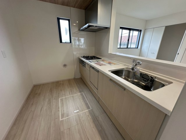 八王子市上野町1期 新築戸建てのキッチン|木目調の下がり天井がお洒落なカフェ風のキッチンです！作業スペースが広く、お子様と一緒にお菓子作りも楽しめます。対面式なのでリビングで遊ぶお子様の様子を見守りながら、安心してお料理ができます☆