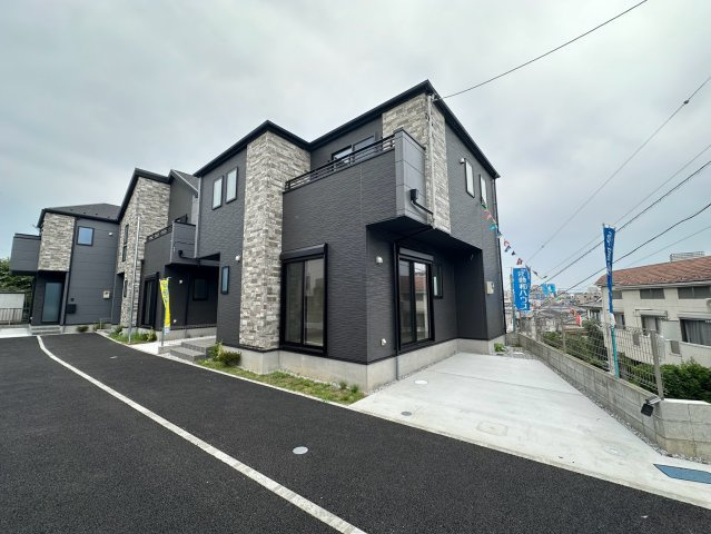 八王子市上野町1期 新築戸建ての前面道路含む現地写真|前面道路との接道部分もゆとりがあり、駐車が苦手な方でも焦らず車庫入れができます！周辺は落ち着いた住宅街のため、小さなお子様がいるご家庭でも安心してお散歩や外出を楽しめる穏やかな住環境です♪