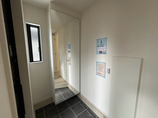 八王子市上野町1期 新築戸建てのその他|収納力のあるシューズボックスを備えた明るい玄関です！お出かけ前の身だしなみチェックに便利な大きな鏡が付いています。ベビーカーや外遊びのおもちゃもすっきり片付き、いつも綺麗に保つことができます♪