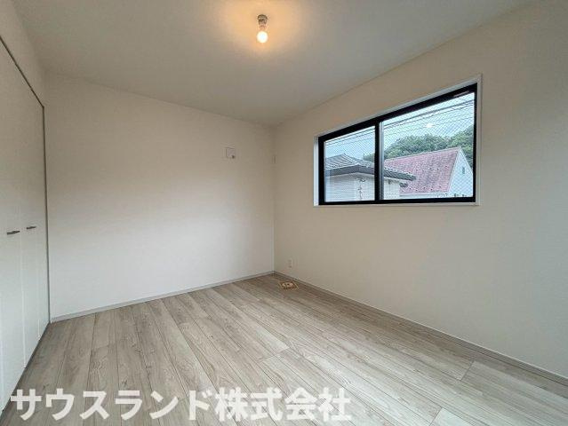 八王子市高尾町1期の洋室|落ち着いた色合いのフローリングが心地よい洋室です！ベッドや学習机を置いてもゆとりのある広さを確保しています。お子様の成長に合わせてレイアウトの変更もしやすく、長く快適にお使いいただける空間です♪