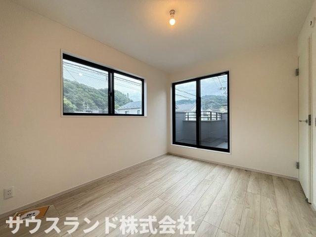 八王子市高尾町1期の洋室|二面採光で明るく風通しの良い洋室です！子供部屋としてはもちろん、テレワーク用の書斎や趣味のお部屋など多目的にご活用いただけます。シンプルな内装で、どんなインテリアもスッキリと馴染むお洒落な空間です☆