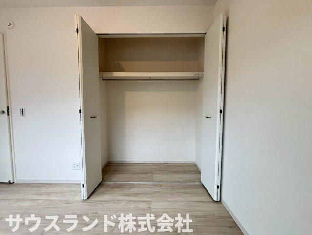 八王子市高尾町1期の収納|お部屋を広く使える便利なクローゼット収納です！上部には枕棚があり、季節外れのお布団やバッグなども無駄なくしまえます。衣類をハンガーに掛けたまま収納できるので、毎日の身支度もスムーズに整います♪