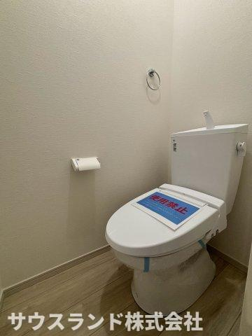 八王子市高尾町1期のトイレ|清潔感あふれるシンプルなデザインのトイレです！温水洗浄便座を備えており、一年を通して快適にお使いいただけます。換気用の小窓が付いているため、自然の光を取り入れながらいつでも爽やかな状態を保てます☆