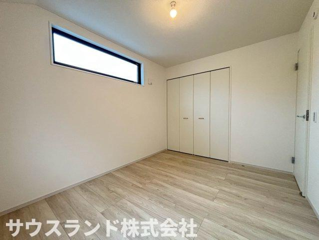 八王子市高尾町1期の洋室|高い位置に窓を設けることで、外からの視線を気にせず自然光を取り込めるお部屋です！壁面が広いため、ベッドや本棚などの家具を自由にレイアウトしやすく、自分好みの快適な空間作りを存分に楽しめます♪