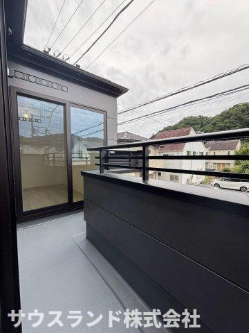 八王子市高尾町1期のバルコニー|別角度からのバルコニーです！周囲に高い建物がなく、スッキリと見晴らしの良い開放的な眺望が広がります。広い空を見渡すことができ、日々の忙しさを忘れてホッと一息つけるプライベートな屋外スペースです☆