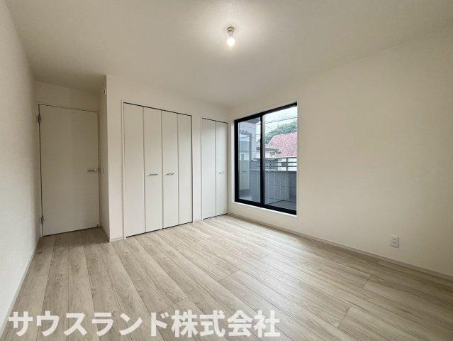 八王子市高尾町1期の洋室|バルコニーへ出入りができる明るい洋室です！大きな窓から爽やかな風が通り抜け、心地よいプライベートタイムを過ごせます。主寝室としてはもちろん、明るさを活かして子供部屋としても快適にお使いいただけます♪