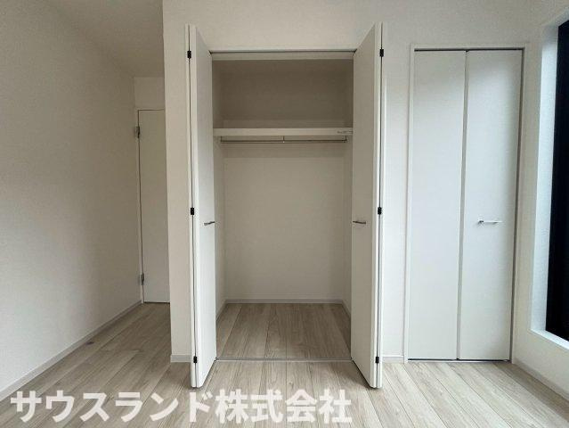 八王子市高尾町1期の収納|扉を開けるとたっぷりと収納できるクローゼットが広がります！日用品のストックや生活感の出やすい小物類をまとめて片付けることが可能。整理整頓がしやすく、いつでもスッキリとした居住空間を保つことができます☆