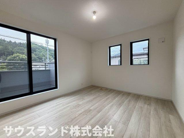 八王子市高尾町1期の洋室|お部屋の角に窓が配置され、明るく開放感のある洋室です！風通しも良く、爽やかな空気がお部屋全体を包み込みます。静かな環境で、毎日の快適な睡眠をしっかりとサポートしてくれる落ち着いたプライベート空間です♪