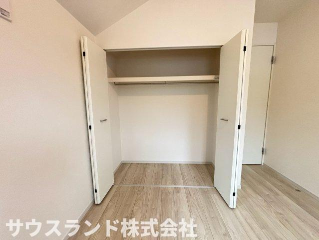 八王子市高尾町1期の収納|衣類をシワにならず綺麗に掛けられるパイプハンガー付きのクローゼットです！上部には枕棚もあり、季節外れの小物やバッグなども無駄なく片付けることができます。お部屋を広く使える頼もしい大容量の収納設備です☆