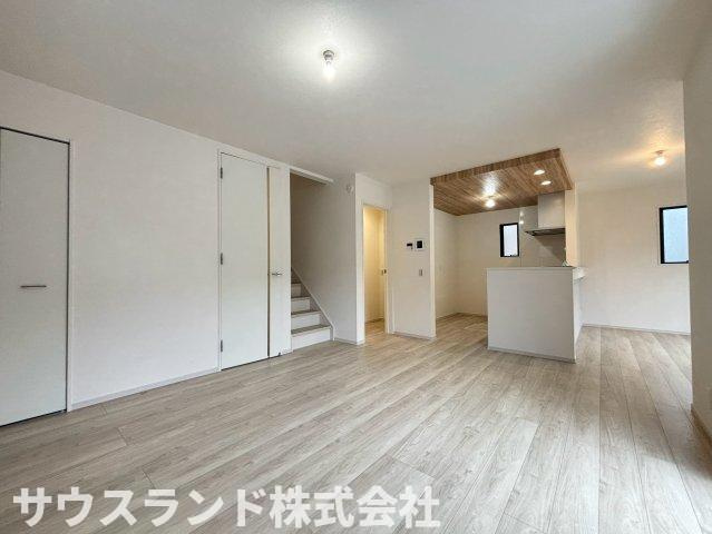 八王子市高尾町1期の居間・リビング|19帖の広々としたリビング空間です！大きな窓からたっぷりと自然光が差し込み、日中は照明がいらないほどの明るさ。大きめのソファやダイニングテーブルを置いても動線がスムーズで、ゆったりとくつろげます☆
