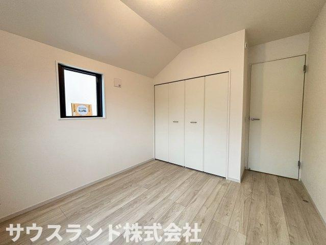 八王子市高尾町1期の洋室|壁面に大容量のクローゼットを備えた使い勝手の良いお部屋です！お洋服はもちろん、かさばる季節のお布団などもたっぷりと保管できます。家具の配置がしやすい間取りで、スッキリとした居住空間を作れます♪