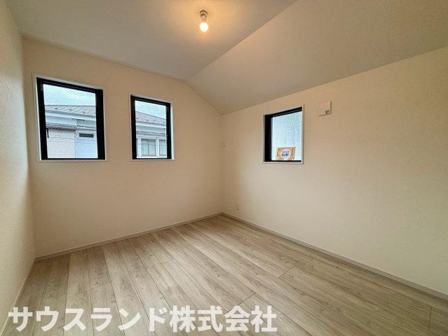 八王子市高尾町1期の洋室|柔らかな光が差し込む使い勝手の良い洋室です！主寝室にぴったりな広さで、大きめのベッドを置いてもゆとりがあります。ご夫婦でのんびりとくつろぎながら、一日の疲れを癒やすことができる温かいお部屋です☆