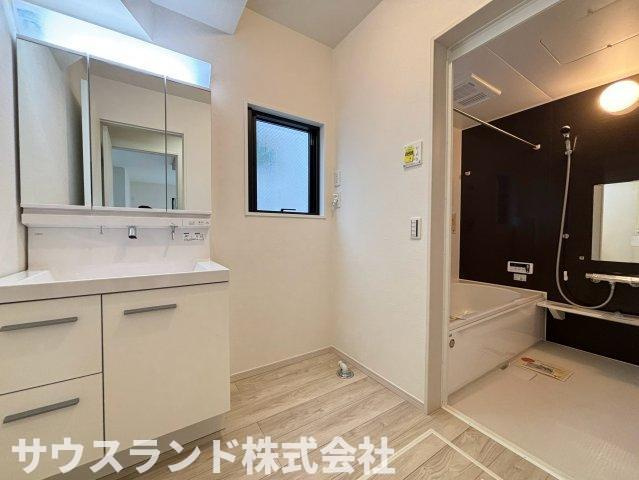 八王子市高尾町1期の独立洗面台|大きな三面鏡を備えた使いやすい独立洗面化粧台です！鏡の裏側はたっぷりの収納スペースになっており、洗面用具や化粧品もすっきり片付きます。洗面ボウルも広く、忙しい朝の身支度もご家族でスムーズに行えます☆