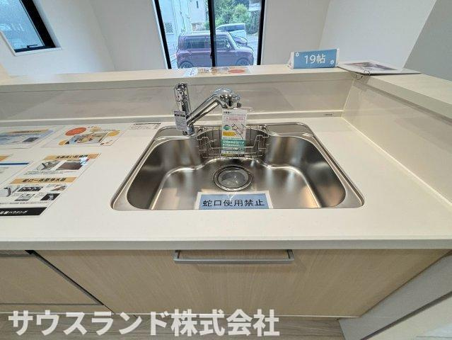 八王子市高尾町1期のキッチン|大きなフライパンや鍋も洗いやすい、ゆとりのあるワイドなシンクです！水はねの音が響きにくい仕様で、テレビの音やご家族との会話を邪魔しません。毎日のお片付けの負担を軽減してくれる嬉しいキッチン設備です☆