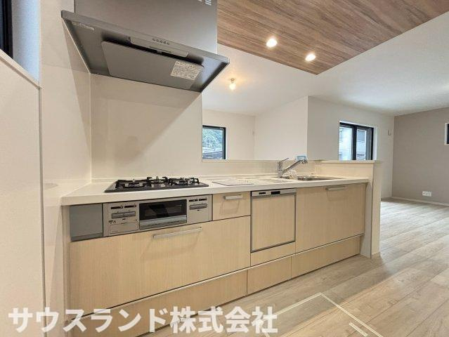 八王子市高尾町1期のキッチン|リビングを見渡せる開放的な対面式システムキッチンです！広々としたワークトップで、お子様と一緒にお菓子作りなども楽しめます。収納も豊富で、大きなお鍋や調味料もすっきりと片付きいつでも綺麗です☆