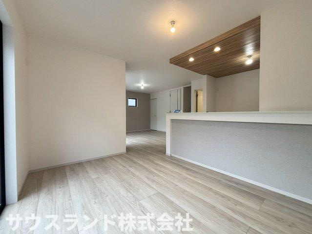 八王子市高尾町1期の居間・リビング|キッチンからリビング全体を見渡せる開放的な間取りです！お料理やお片付けをしながらでも、遊ぶお子様の様子をしっかりと見守ることができます。自然とコミュニケーションが深まり、ご家族の絆が深まります♪