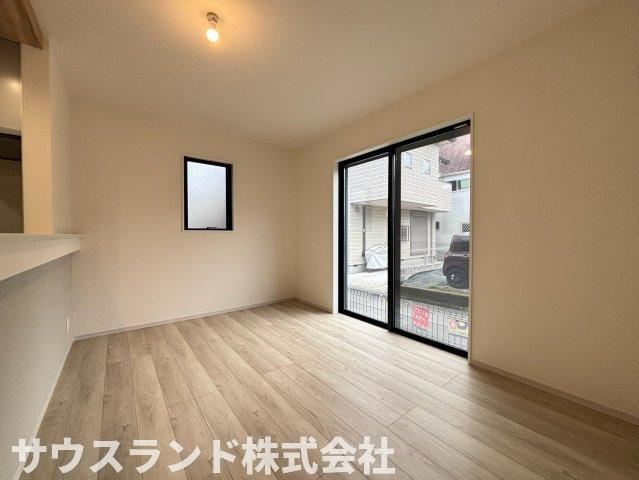 八王子市高尾町1期の居間・リビング|大きな掃き出し窓からたっぷりと自然光が差し込む明るいリビングです！日中は照明がいらないほどの明るさで、毎日を元気いっぱいに過ごせます。ご家族の笑顔が自然と集まる、心地よい憩いの空間が広がります☆