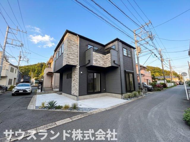 八王子市高尾町1期の前面道路含む現地写真|開放感のある角地に建つ現地の様子です！前面道路は車通りが少なく、お車の出し入れも落ち着いて行えます。周辺は落ち着いた住宅街のため、小さなお子様がいるご家庭でも安心してお散歩を楽しめる環境です☆
