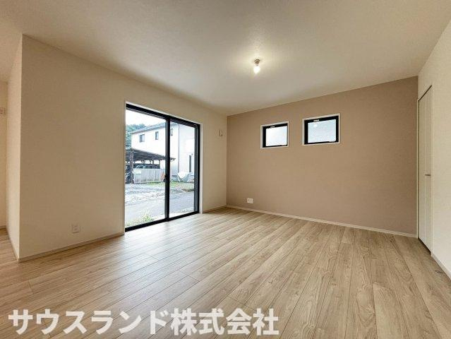 八王子市高尾町1期の居間・リビング|奥行きがあり広々としたリビングダイニングです！風通しも良く、爽やかな空気がお部屋全体を包み込みます。お友達を招いてお食事を楽しむのにもぴったりなゆとりがあり、毎日の生活がより一層楽しくなります☆
