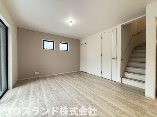 八王子市高尾町1期の居間・リビング|キッチンからの動線が良く、配膳や後片付けがスムーズに行えるリビングダイニングです！ご家族みんなで食卓を囲み、今日一日の出来事を楽しく話せる温かい空間。毎日のお食事がより一層美味しく感じられます♪