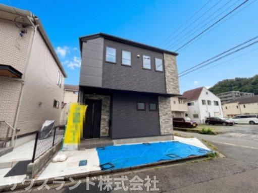 八王子市高尾町1期の前面道路含む現地写真|ダークカラーの外壁が落ち着いた印象を与える外観です！周辺は戸建てが立ち並ぶ閑静な住宅街で、日当たりや風通しも良好。ご近所との距離感も程よく、プライバシーを保ちながら安心して暮らせる住環境です♪