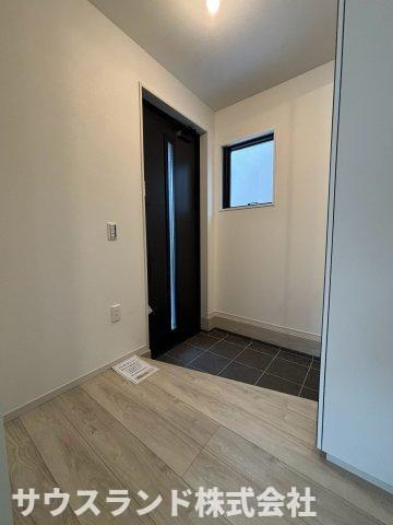 八王子市高尾町1期の玄関|シックな色合いの建具がお洒落な玄関スペースです！シューズボックスを備えており、ご家族全員の靴もすっきりと収納可能。いつでも綺麗な玄関を保てるため、急な来客時でも焦らず気持ちよくお出迎えができます♪