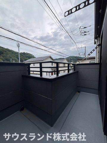 八王子市高尾町1期のバルコニー|陽当たりの良い広々としたバルコニーです！お洗濯物や大きなお布団もたっぷりと干すことができ、お日様の匂いがするふかふかの仕上がりに。手すり壁が高めに設定されており、外からの視線も気になりにくいです☆