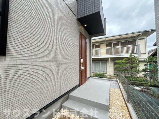 八王子市北野台1丁目の玄関|すっきり整った玄関アプローチが、毎日の帰宅を心地よく迎えてくれます。