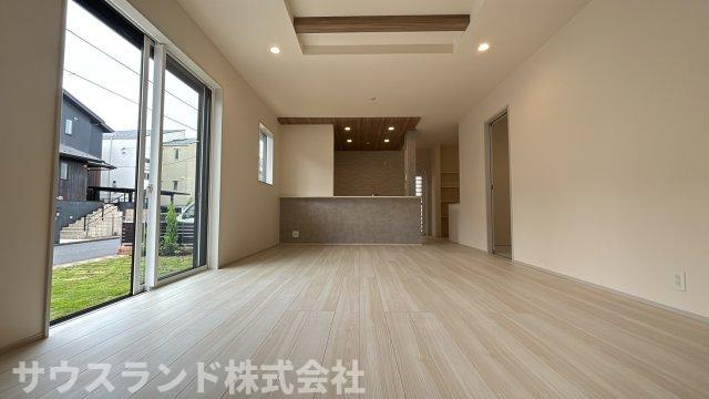 八王子市北野台1丁目の居間・リビング|インテリアの映える広々としたリビングです。窓を開けると爽やかな風が吹き抜けます。